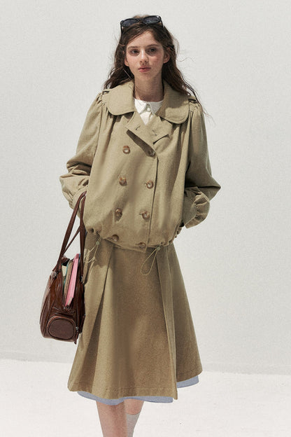 Completo retrò kaki con trench corto con colletto da bambola e gonna