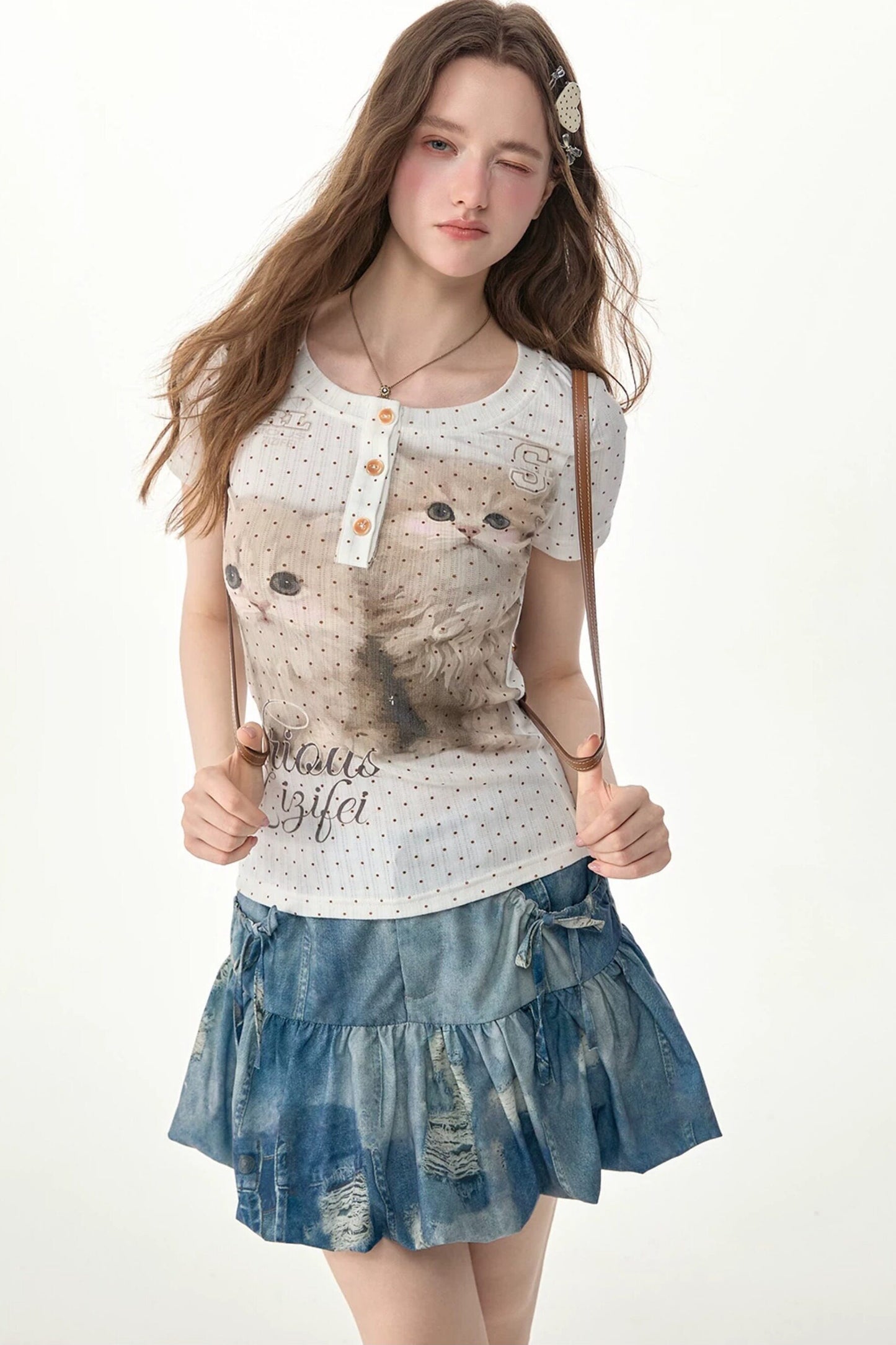 Weißes Henley-Oberteil mit Punktemuster und Katzenmotiv