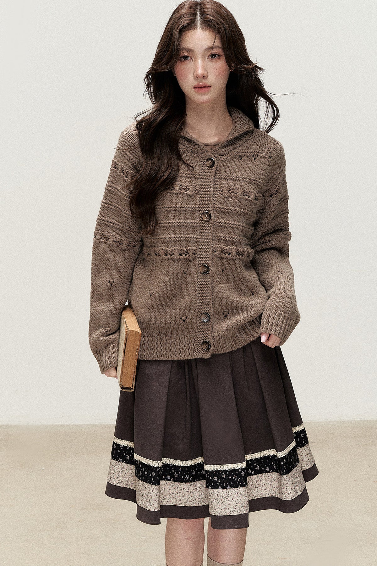 Dicke Strickjacke aus Haselnusswolle