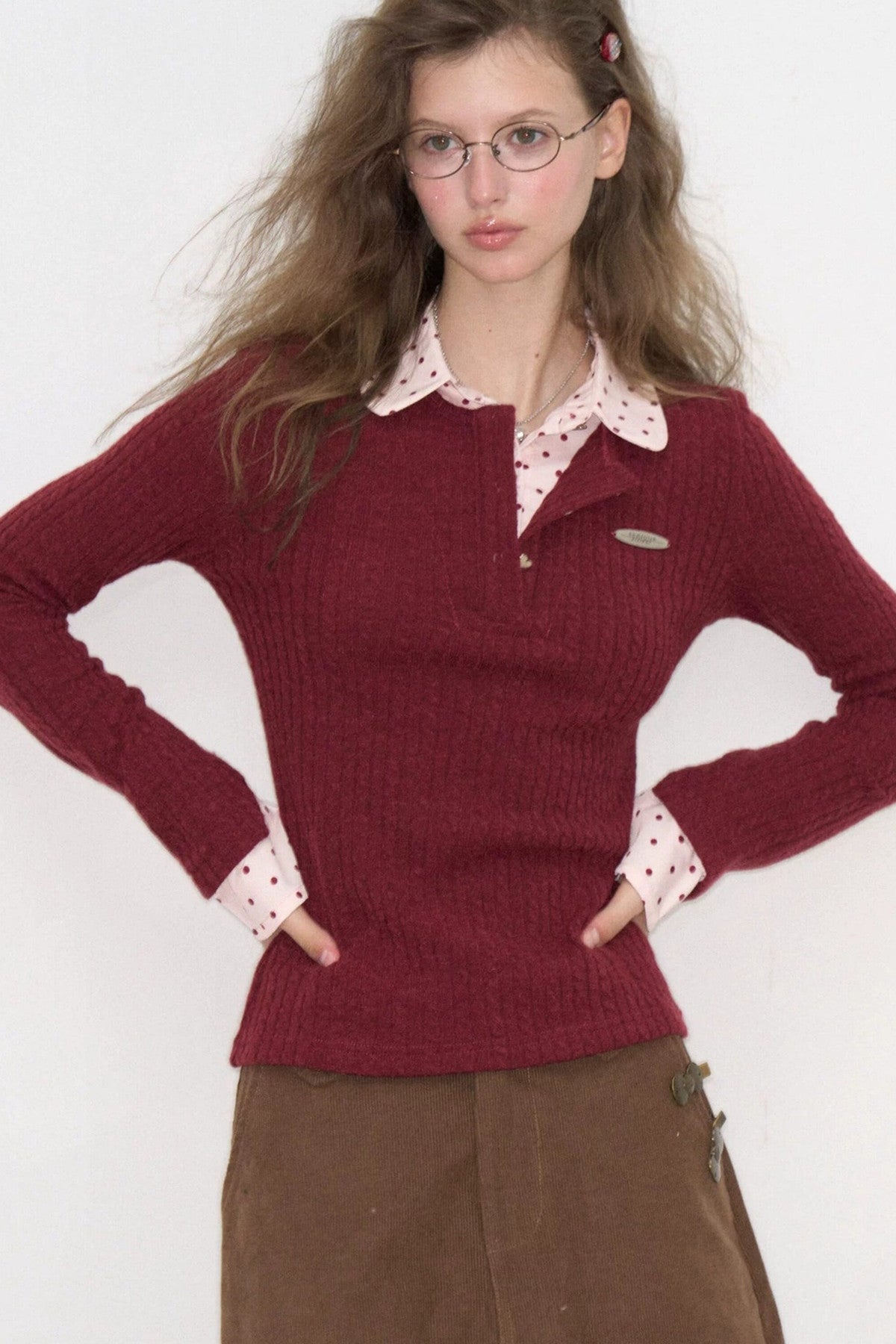 Pull en maille rouge vin à pois multicolores, effet superposé