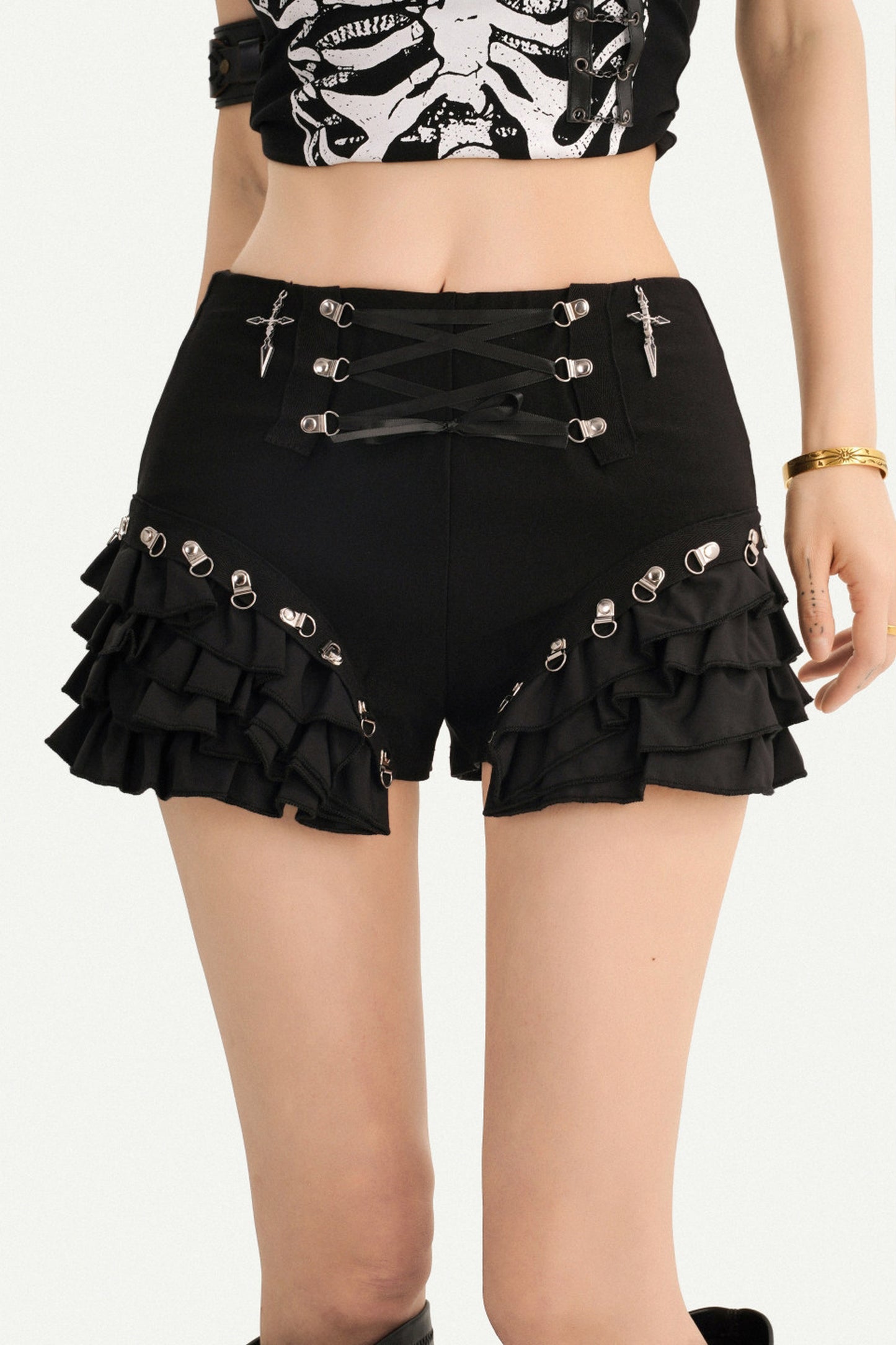 Short noir punk à lacets et volants