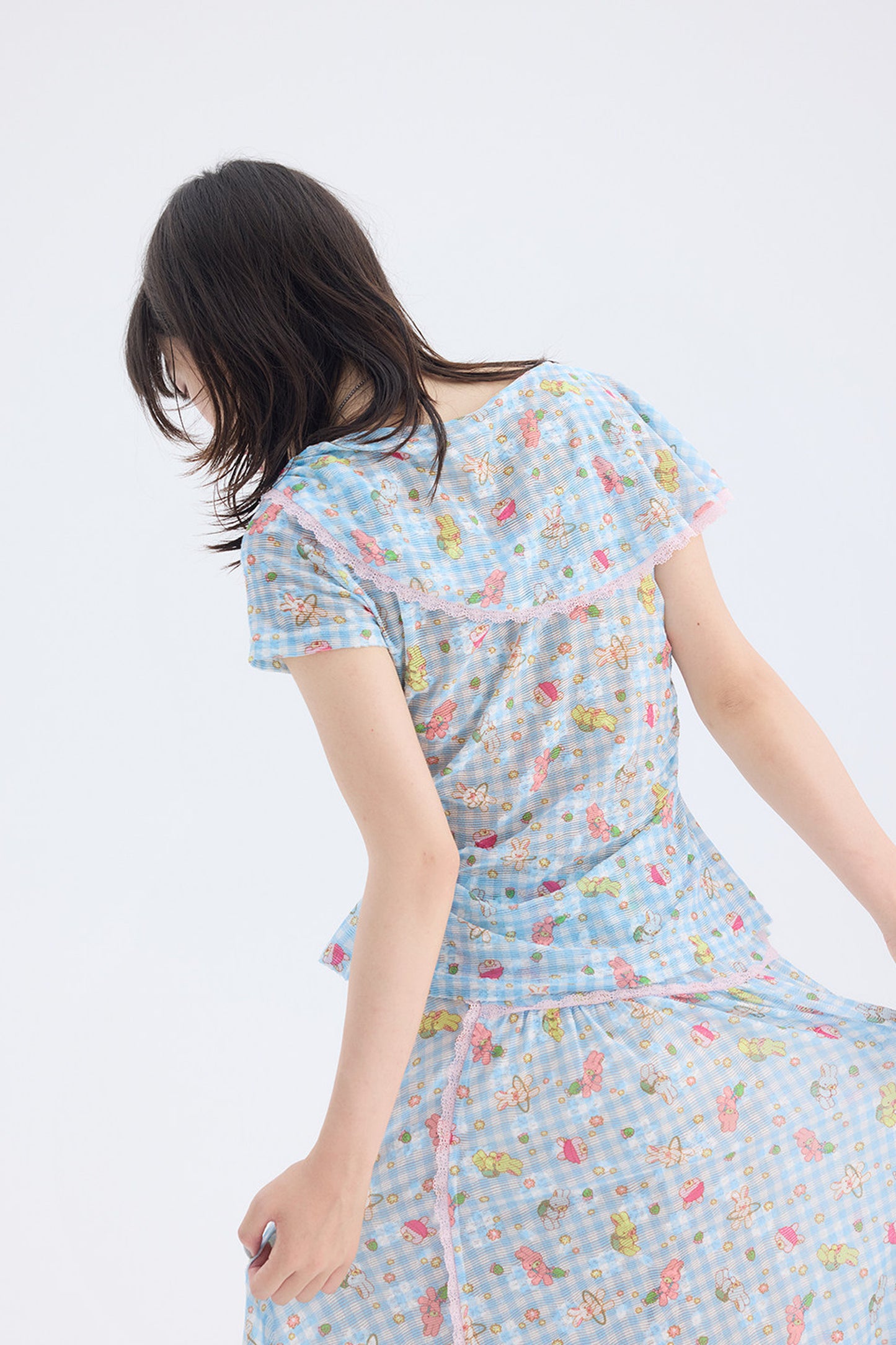 Ensemble haut en dentelle et jupe à carreaux bleus avec imprimé lapin