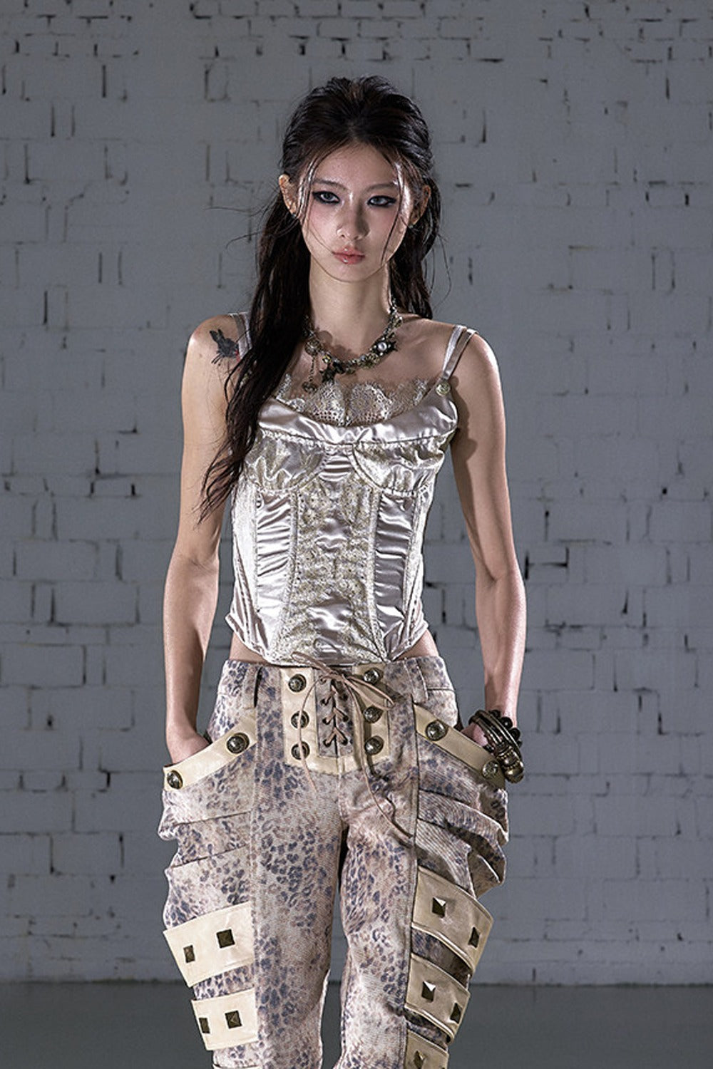 Top corsetto in raso senza spalline con stecche