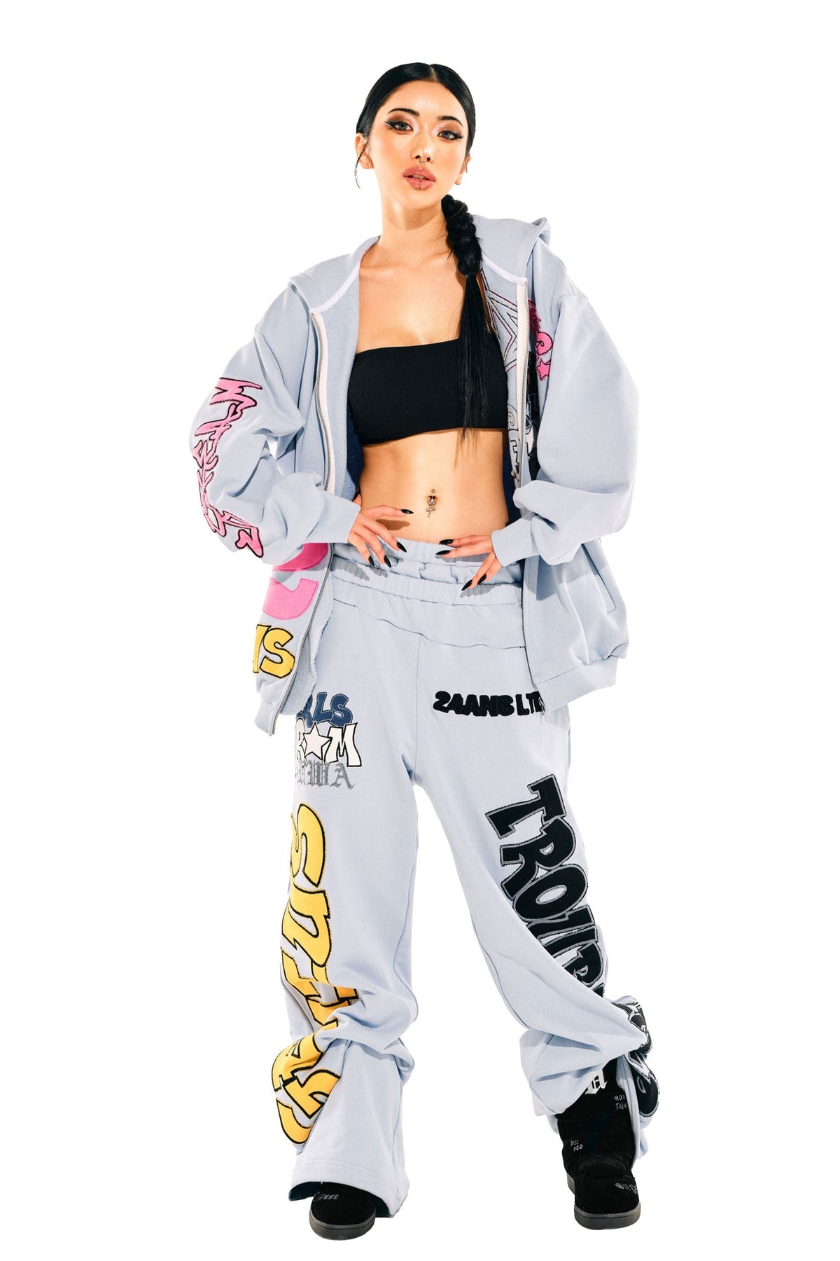 Set-Up aus Hoodie und Hose mit gesticktem Patch