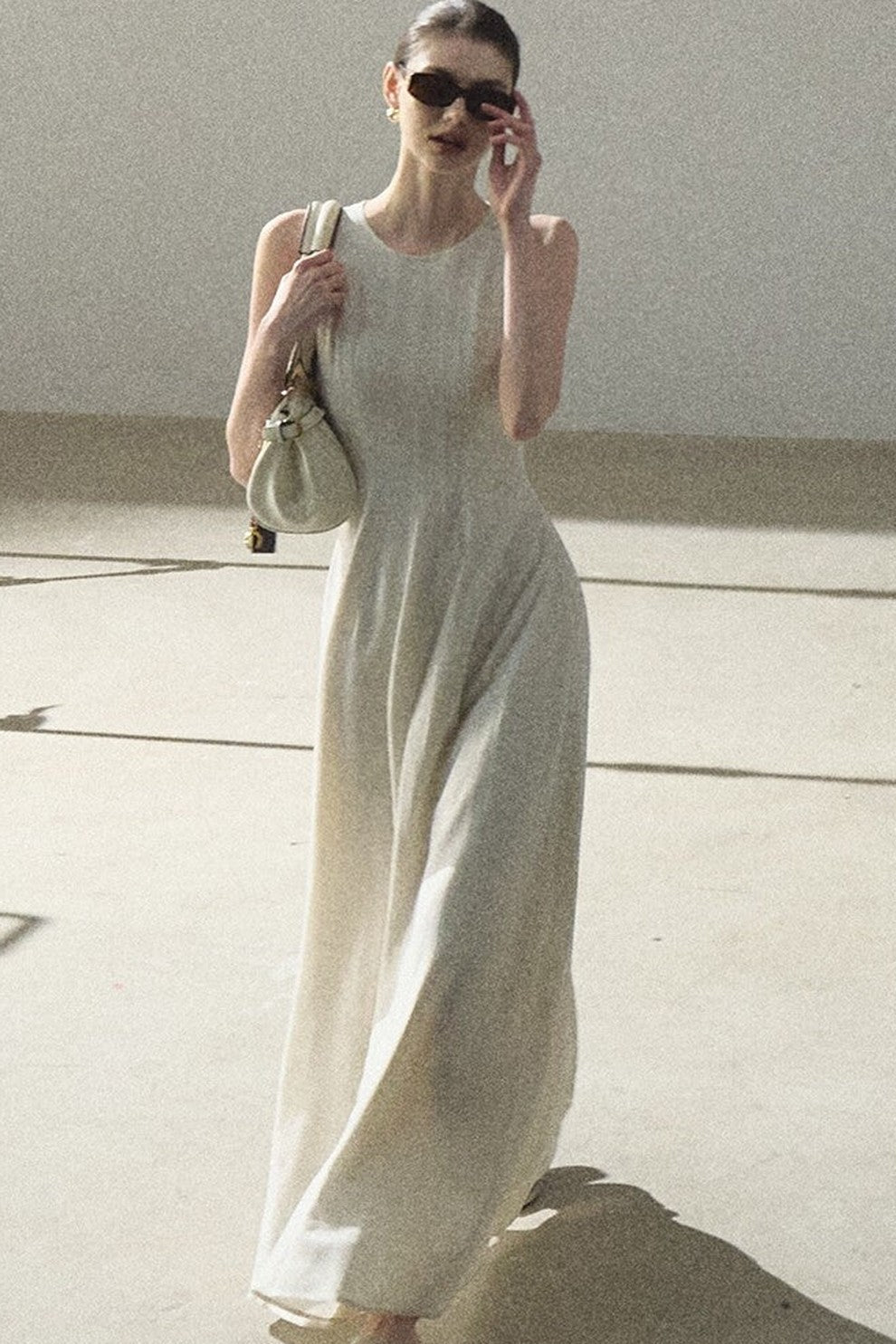Kleid aus Goldseide und Leinen