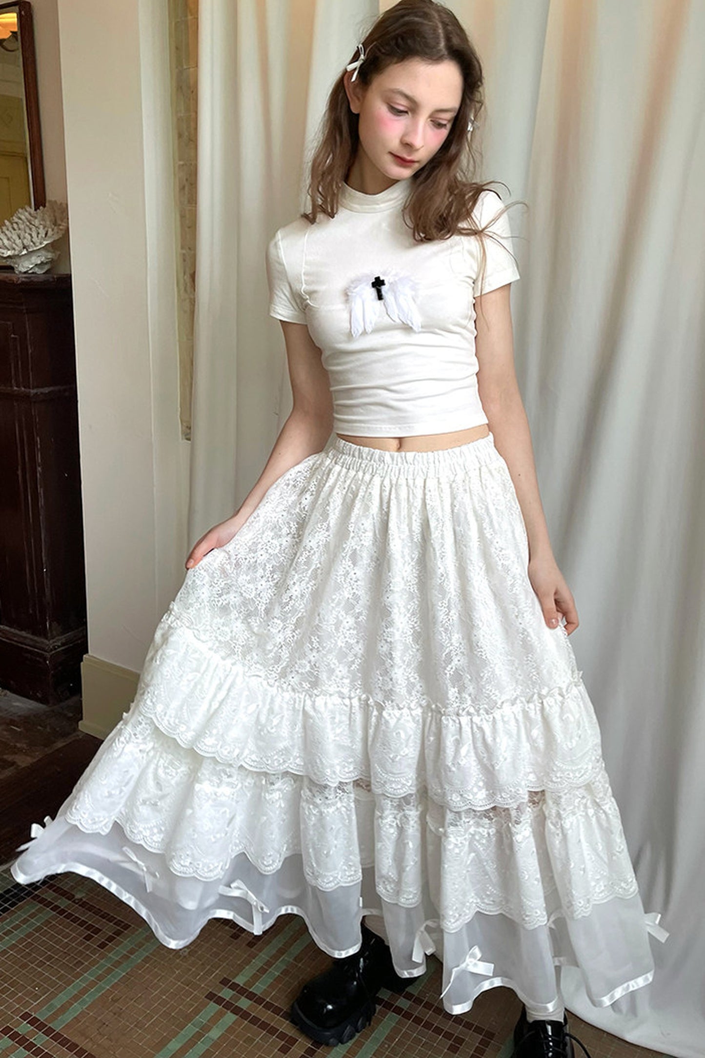 T-shirt bianca e nera a inserti con piuma e croce