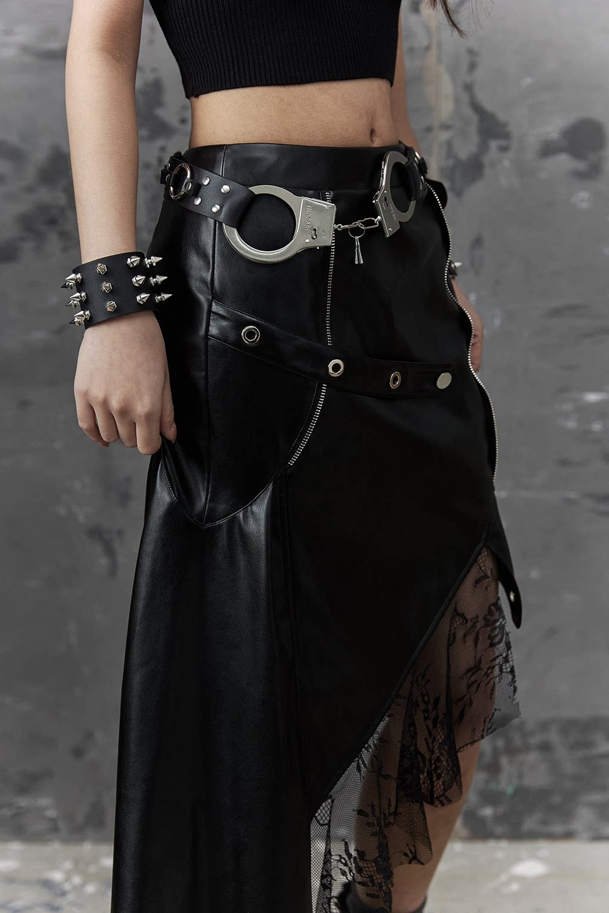 Asymmetrischer Patchworkrock aus Kunstleder