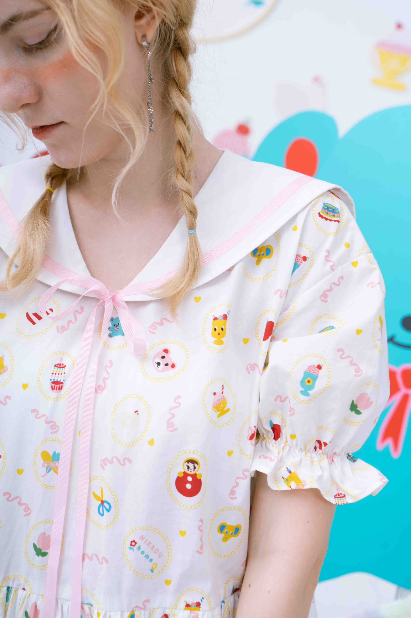 Bedrucktes Kleid mit Matrosenkragen und Puffärmeln