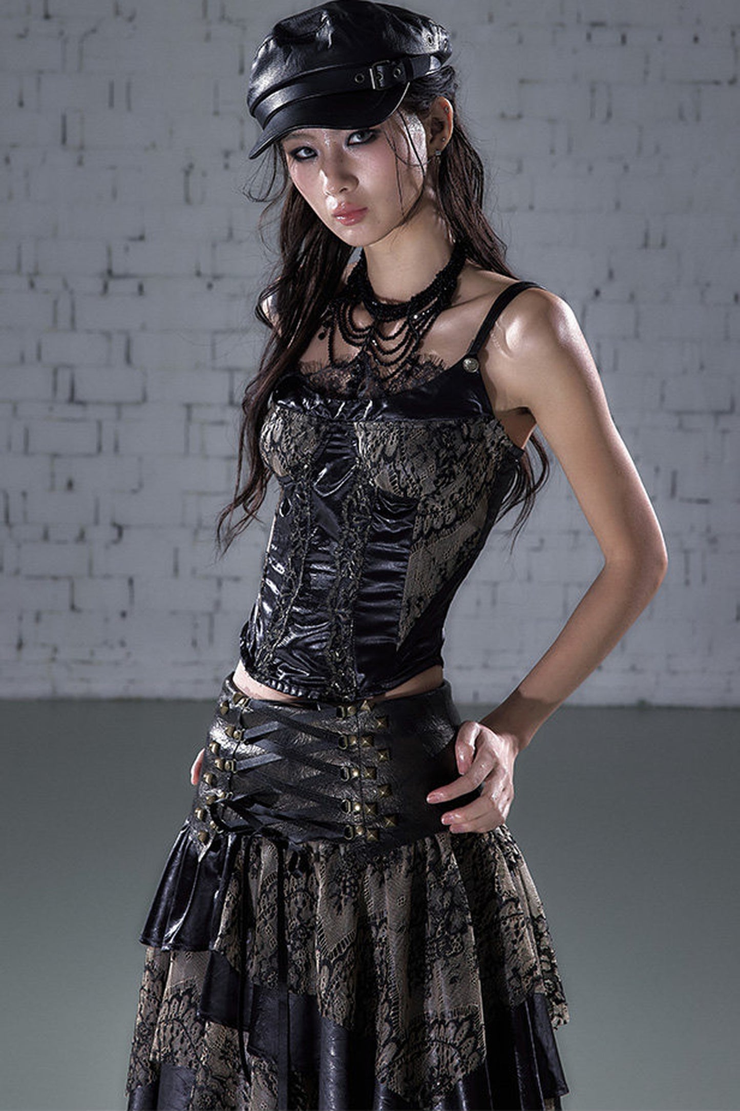 Top corsetto in raso senza spalline con stecche