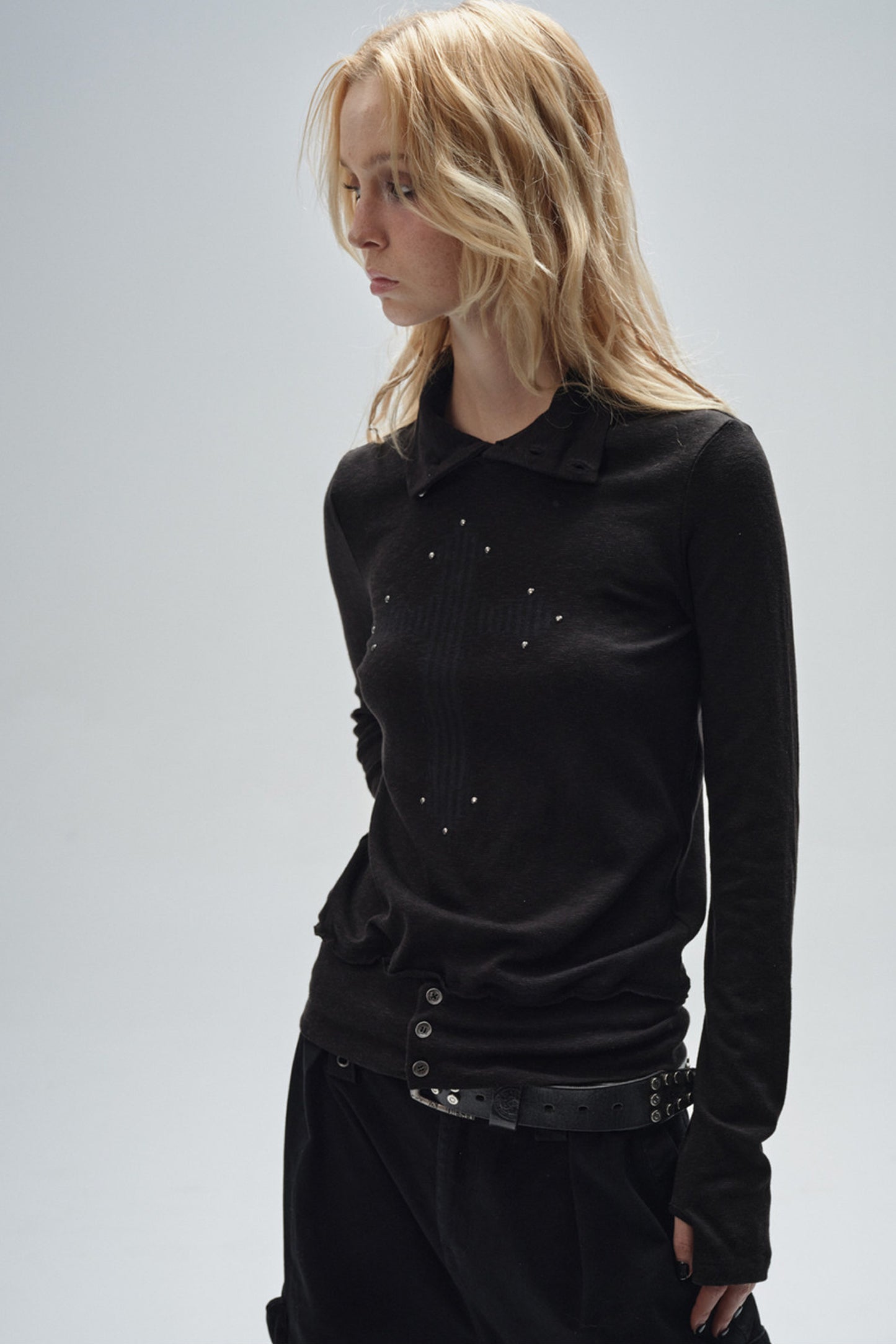 T-Shirt mit ausgefranstem Saum, Strass, hohem Kragen und Daumenlöchern