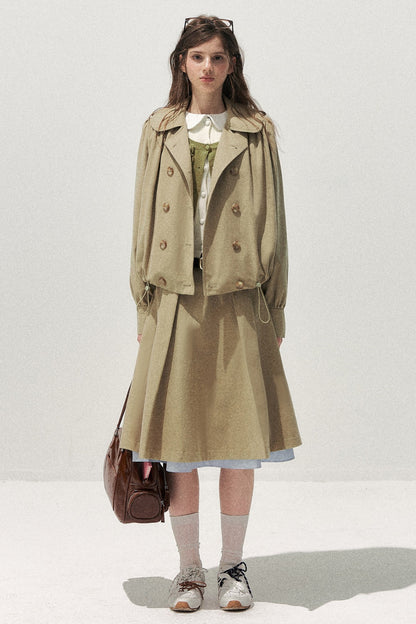 Completo retrò kaki con trench corto con colletto da bambola e gonna