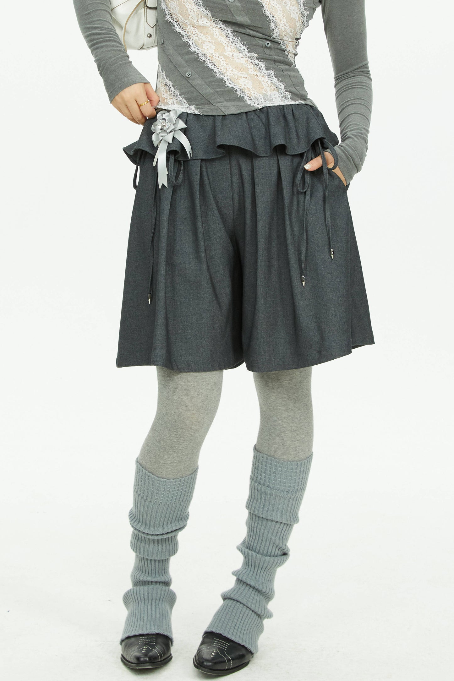 Short taille en dentelle à jambes larges gris
