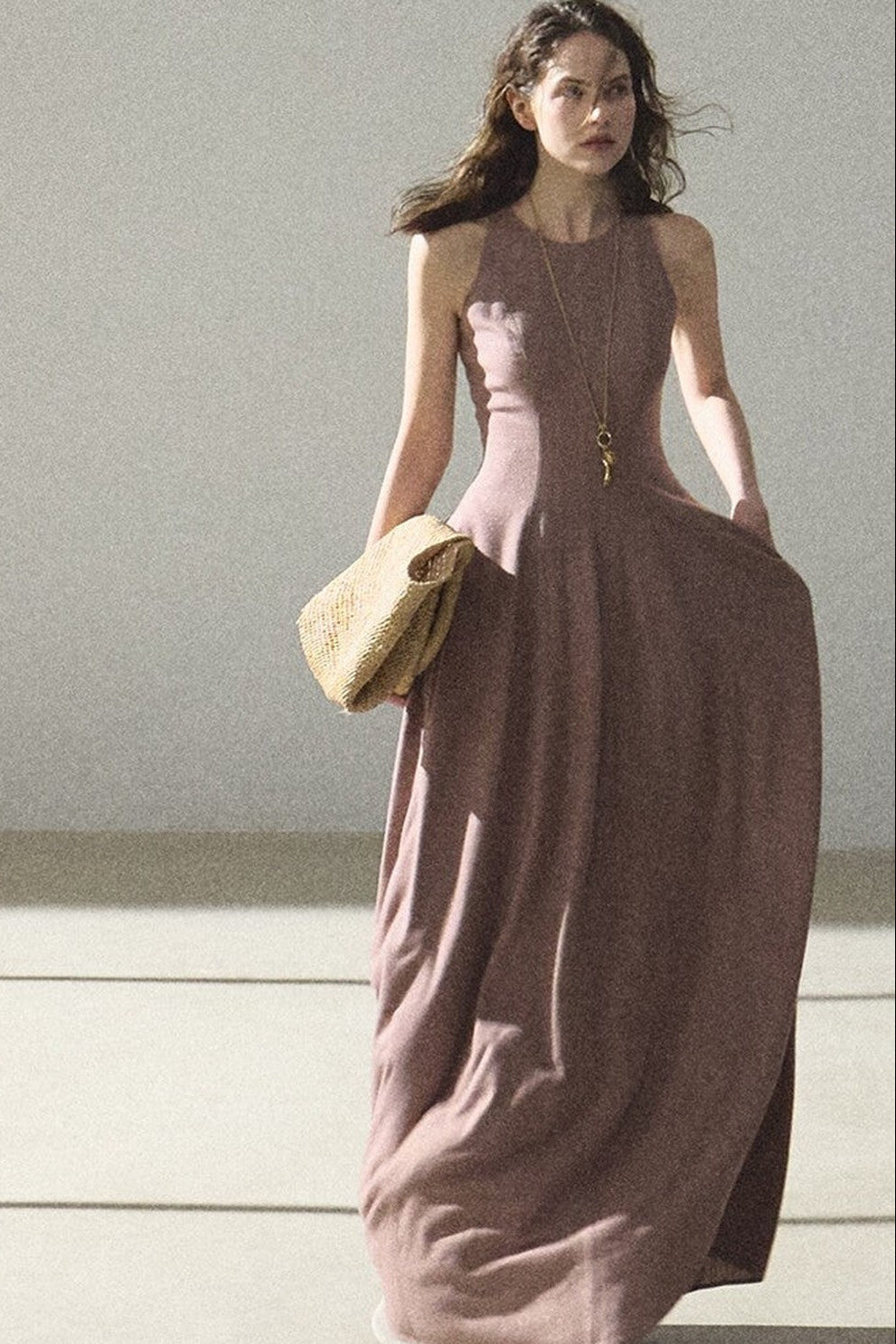 Kleid aus Goldseide und Leinen