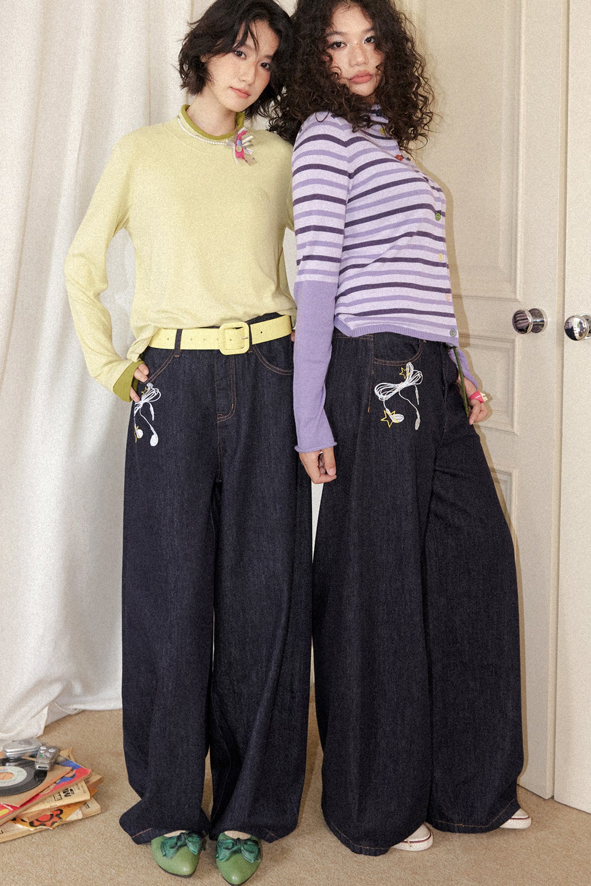 X3 Jeans aus Raw Denim mit Kopfhörer-Stickerei