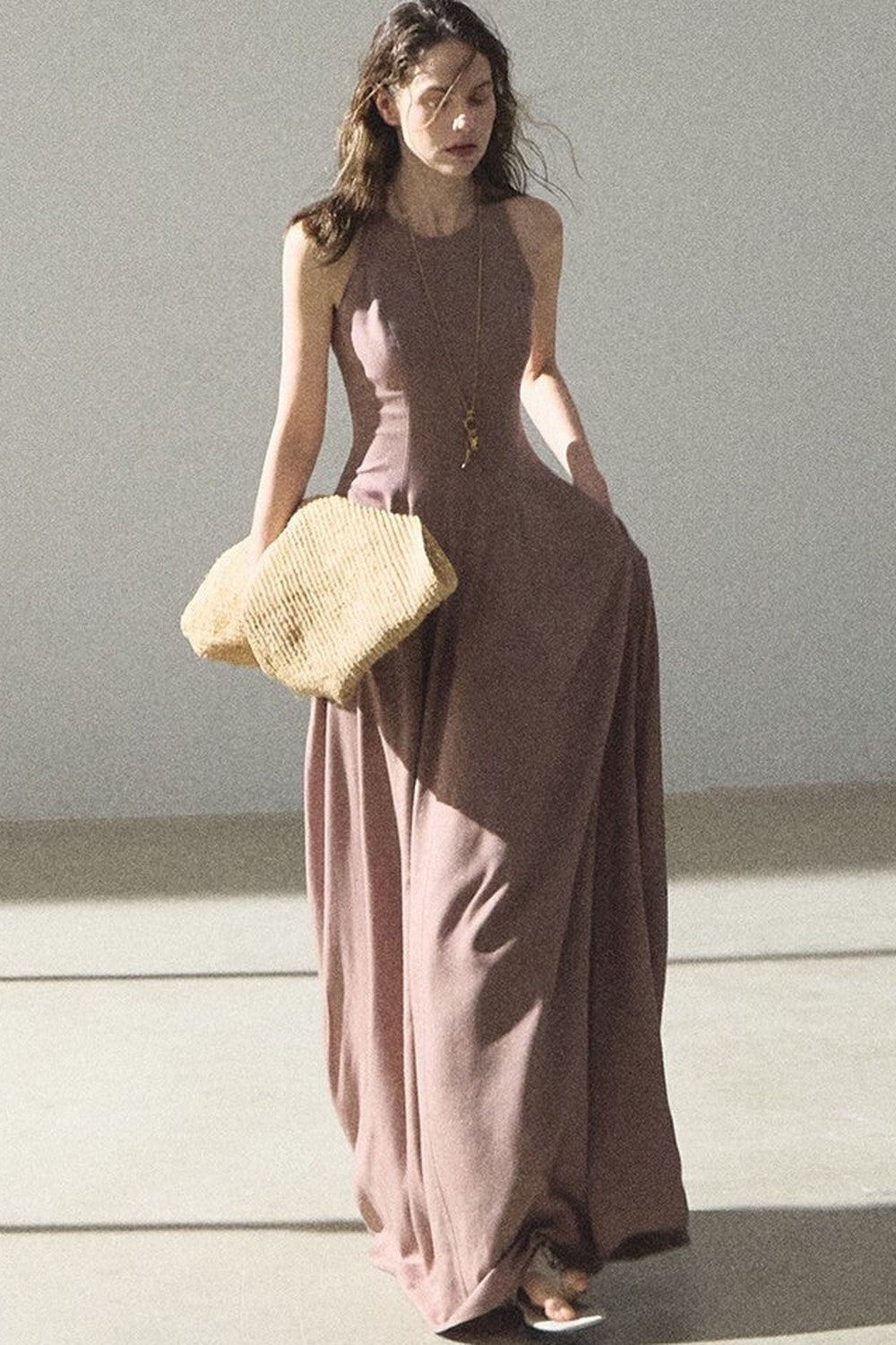 Kleid aus Goldseide und Leinen