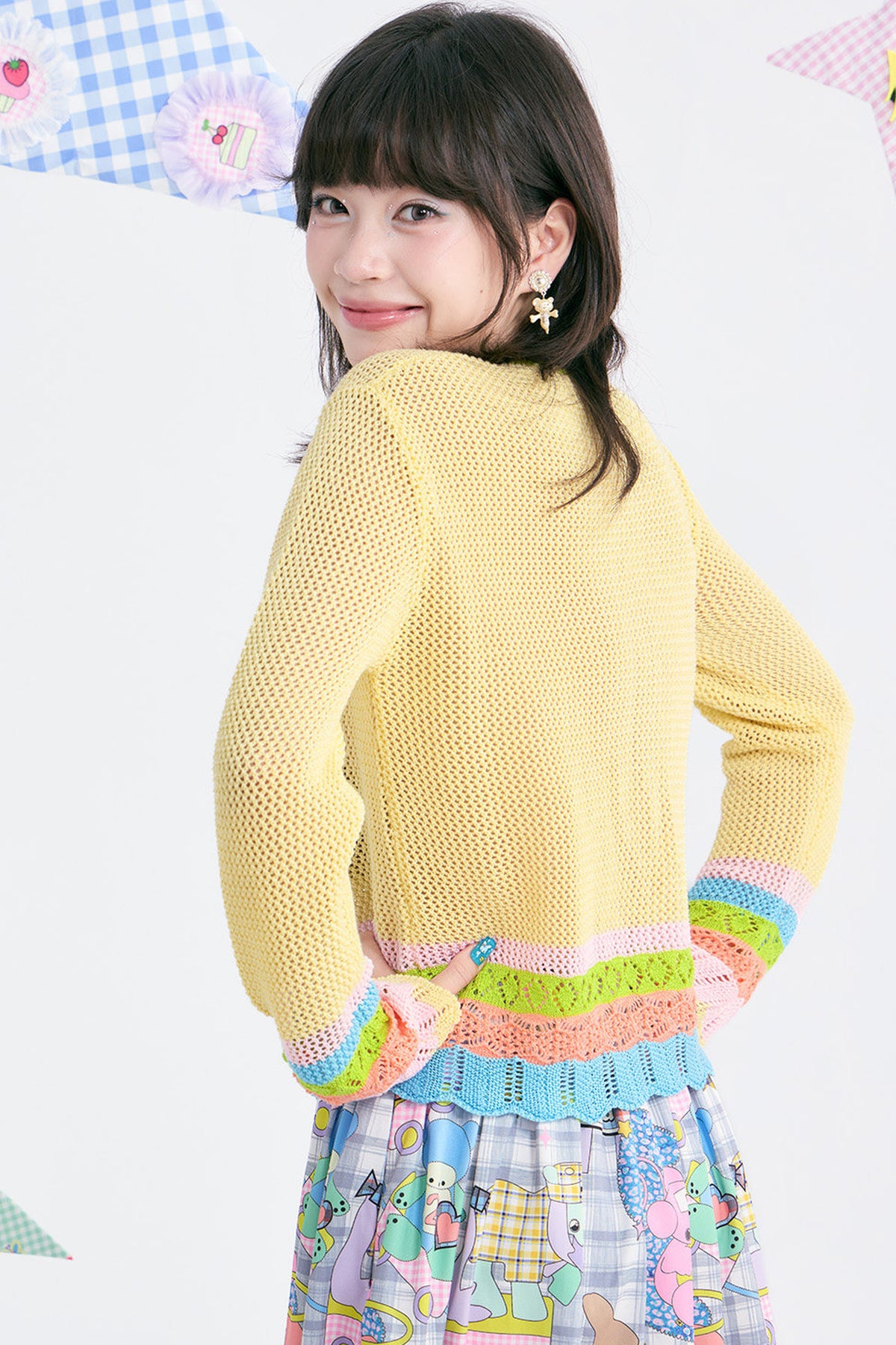 Gelber Netzstrickpullover mit Herz-Lochmuster