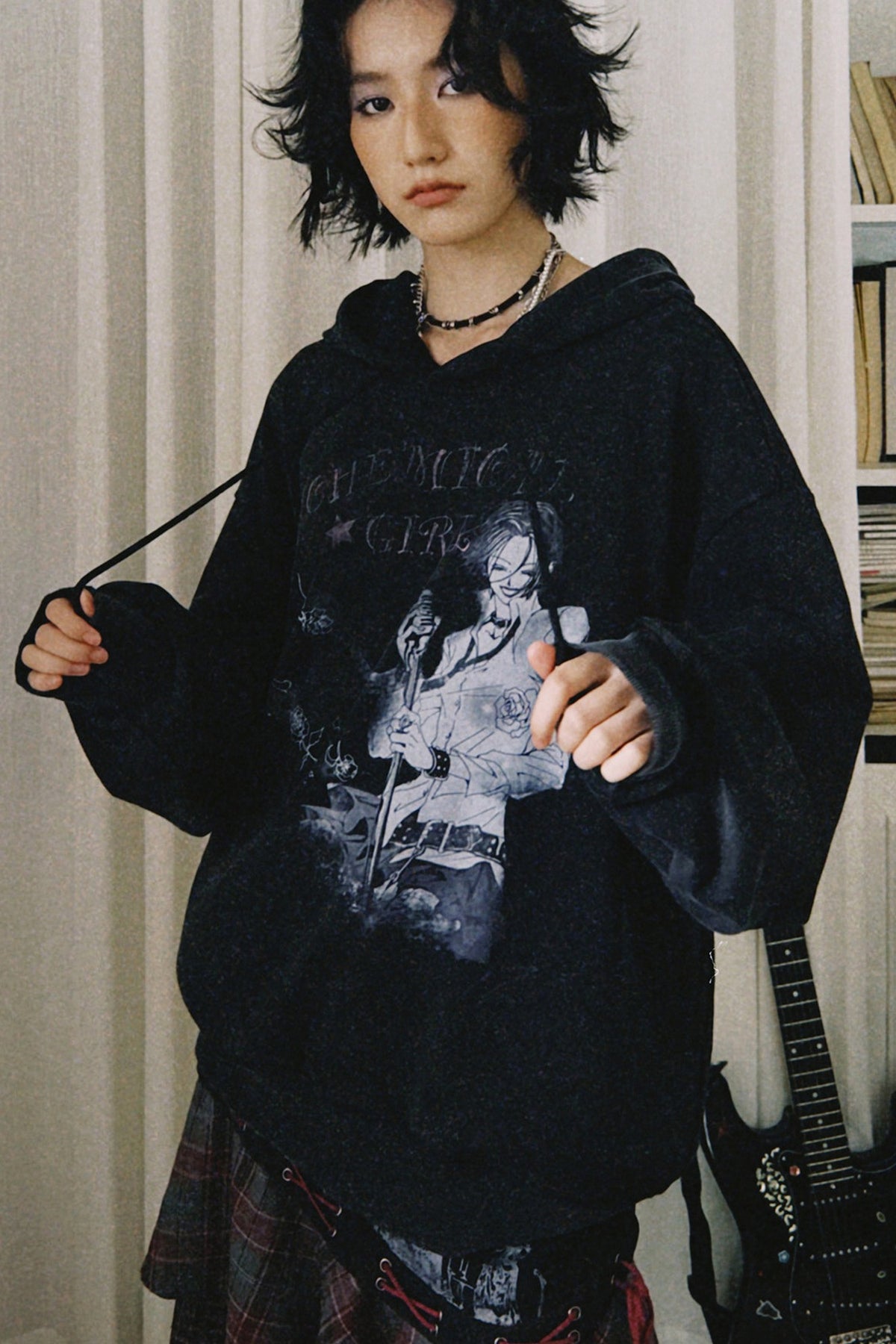 Hoodie mit verwaschenem schwarzem Print und überschnittenen Schultern