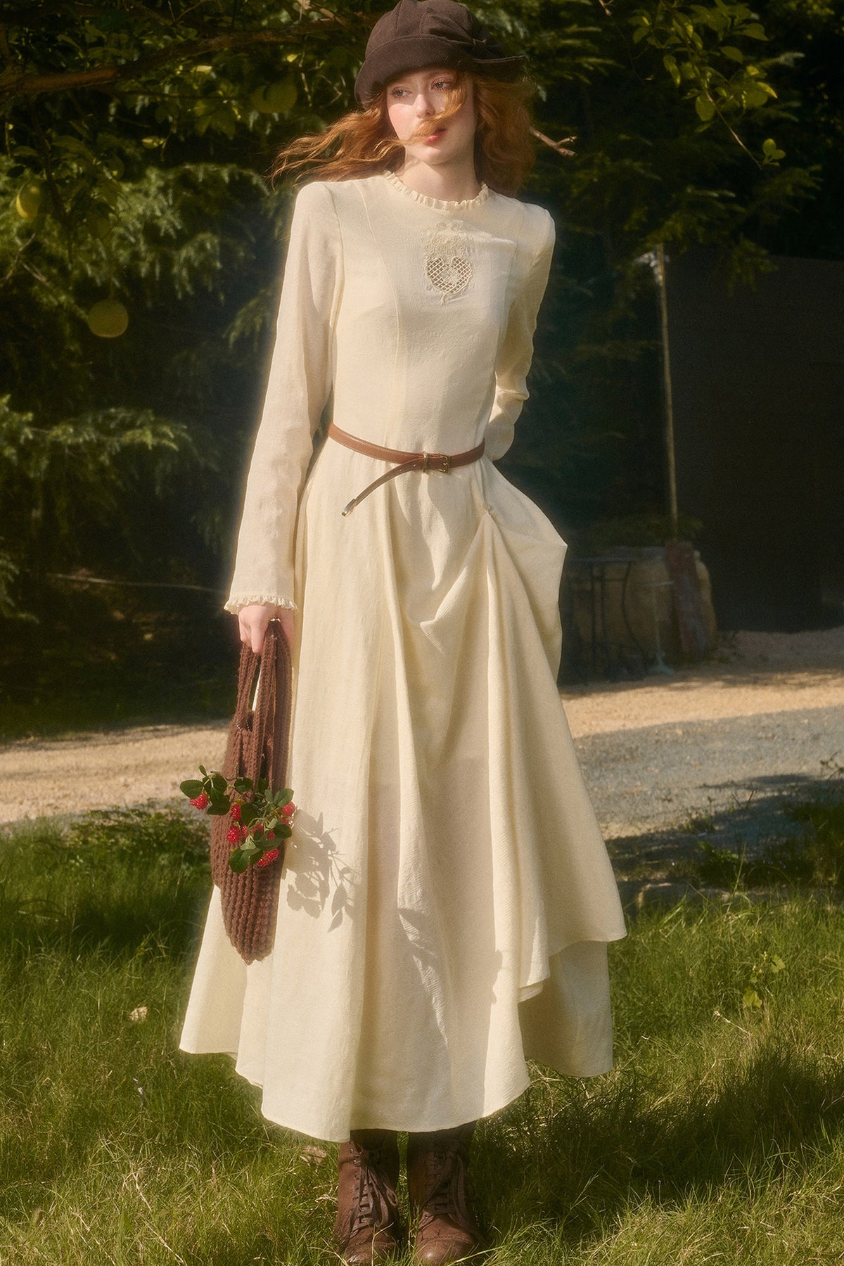Langes Kleid mit Taillenbetonung, Schleife und Stickerei