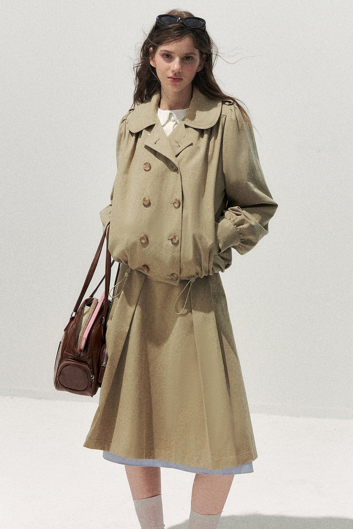 Completo retrò kaki con trench corto con colletto da bambola e gonna