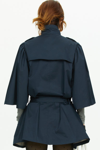 Marineblauer Trenchcoat mit Cape-Ärmeln und zweireihiger Knopfleiste