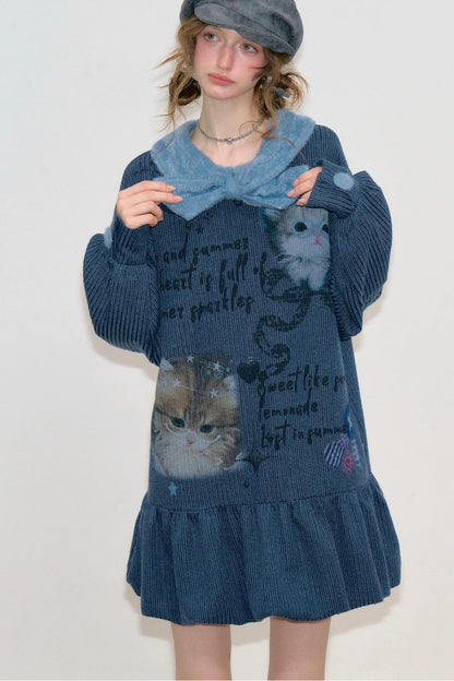 Abito in maglia blu navy con collo a fiocco e stampa gatti
