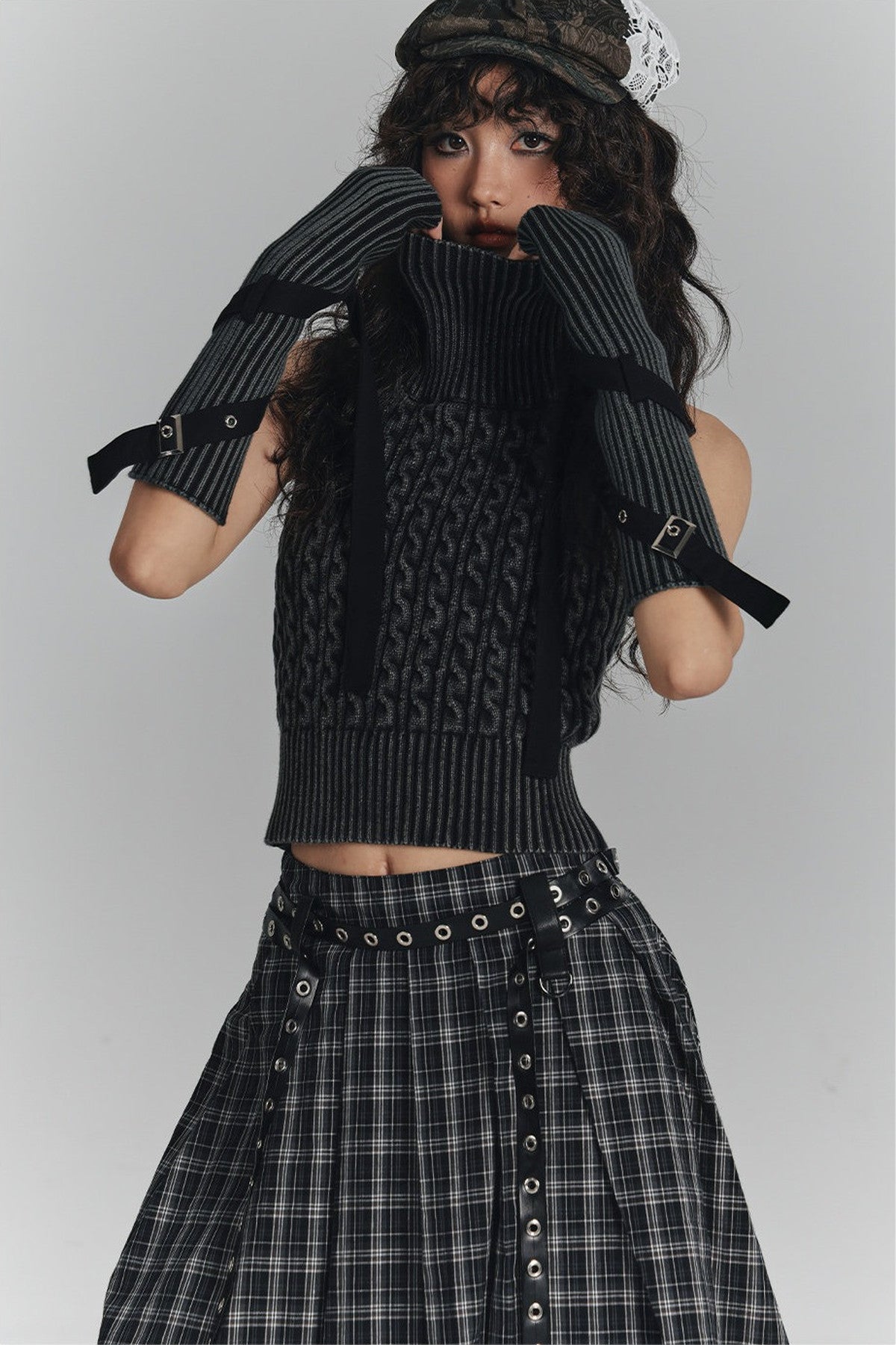 Short Backless Slim-Fit Knit Top with Tie Sleeves