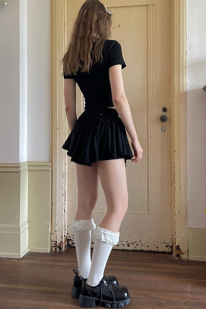 T-shirt bianca e nera a inserti con piuma e croce