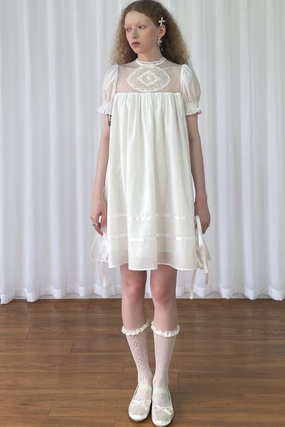 Weißes Spitzen-Netzstoffkleid im Puppenstil