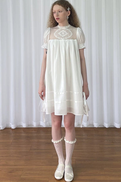 Weißes Spitzen-Netzstoffkleid im Puppenstil