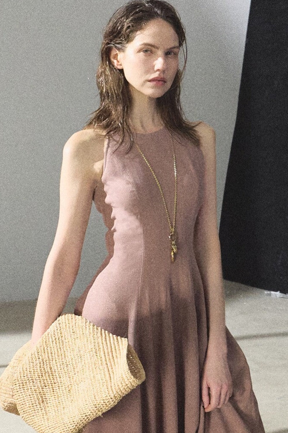 Kleid aus Goldseide und Leinen