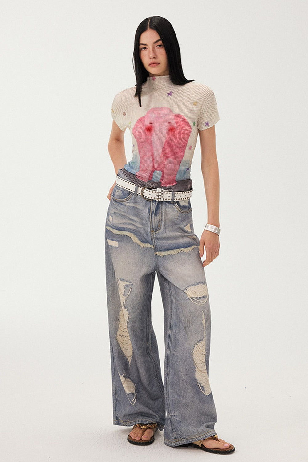 Jeans a gamba larga con stampa effetto strappato e look a strati