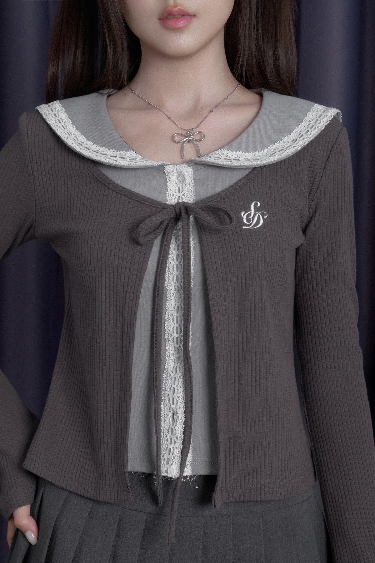 Graues Top mit Spitzen-Matrosenkragen und Rock-Set
