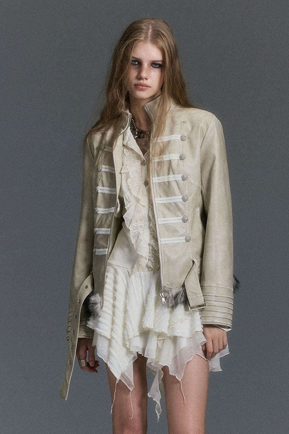 Kleid aus weichem Strick mit Spitzenrüschen und asymmetrischem Capelet
