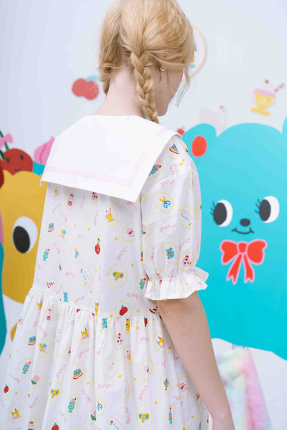 Bedrucktes Kleid mit Matrosenkragen und Puffärmeln