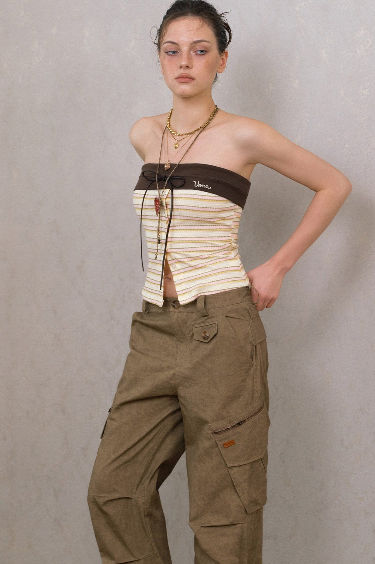 Top a fascia beige a righe con laccio sul petto