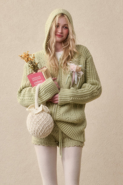 Set aus weicher Lammwoll-Strickjacke mit Zopfmuster und Kapuze sowie Shorts