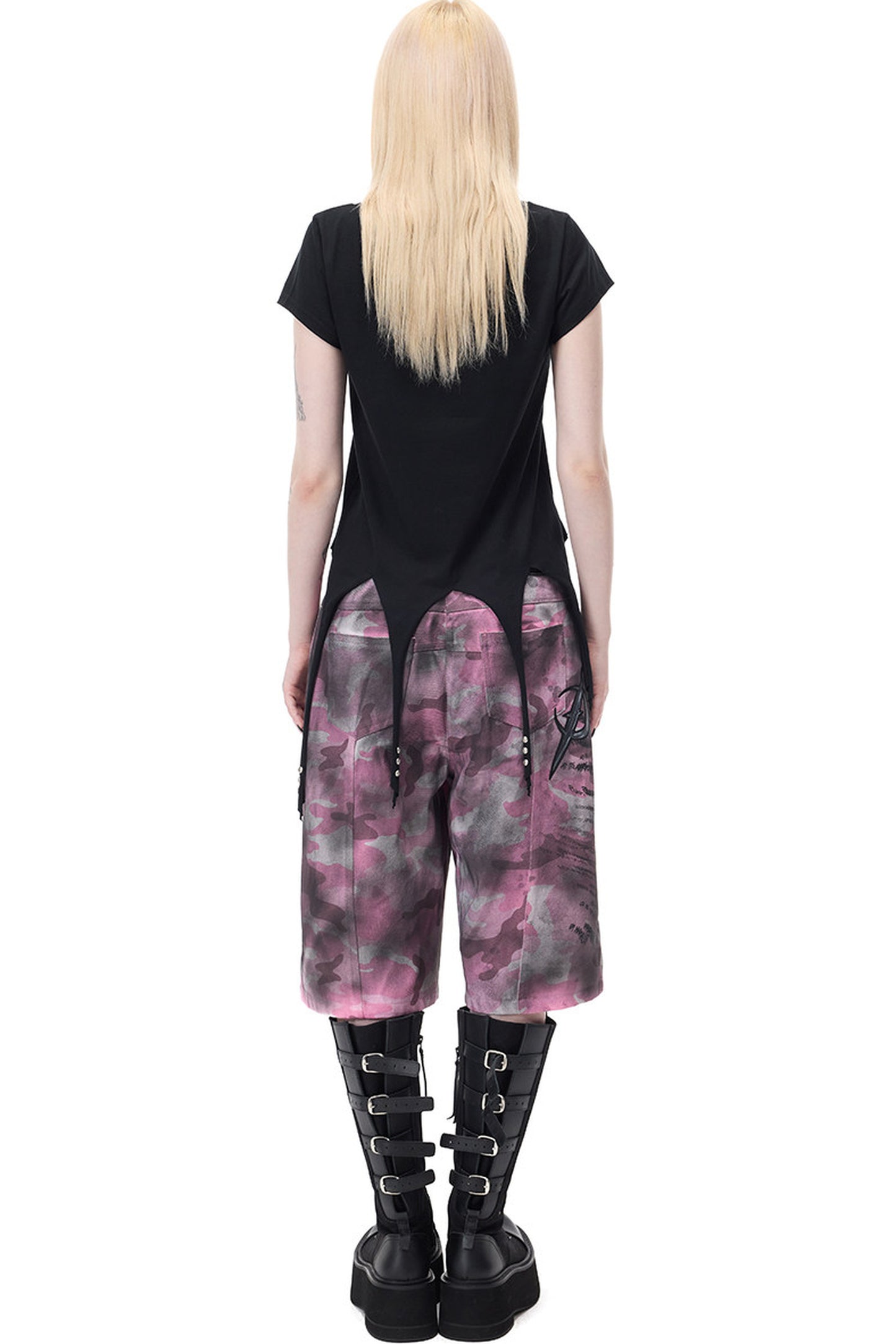 T-shirt con borchie, stampa cactus e orlo asimmetrico