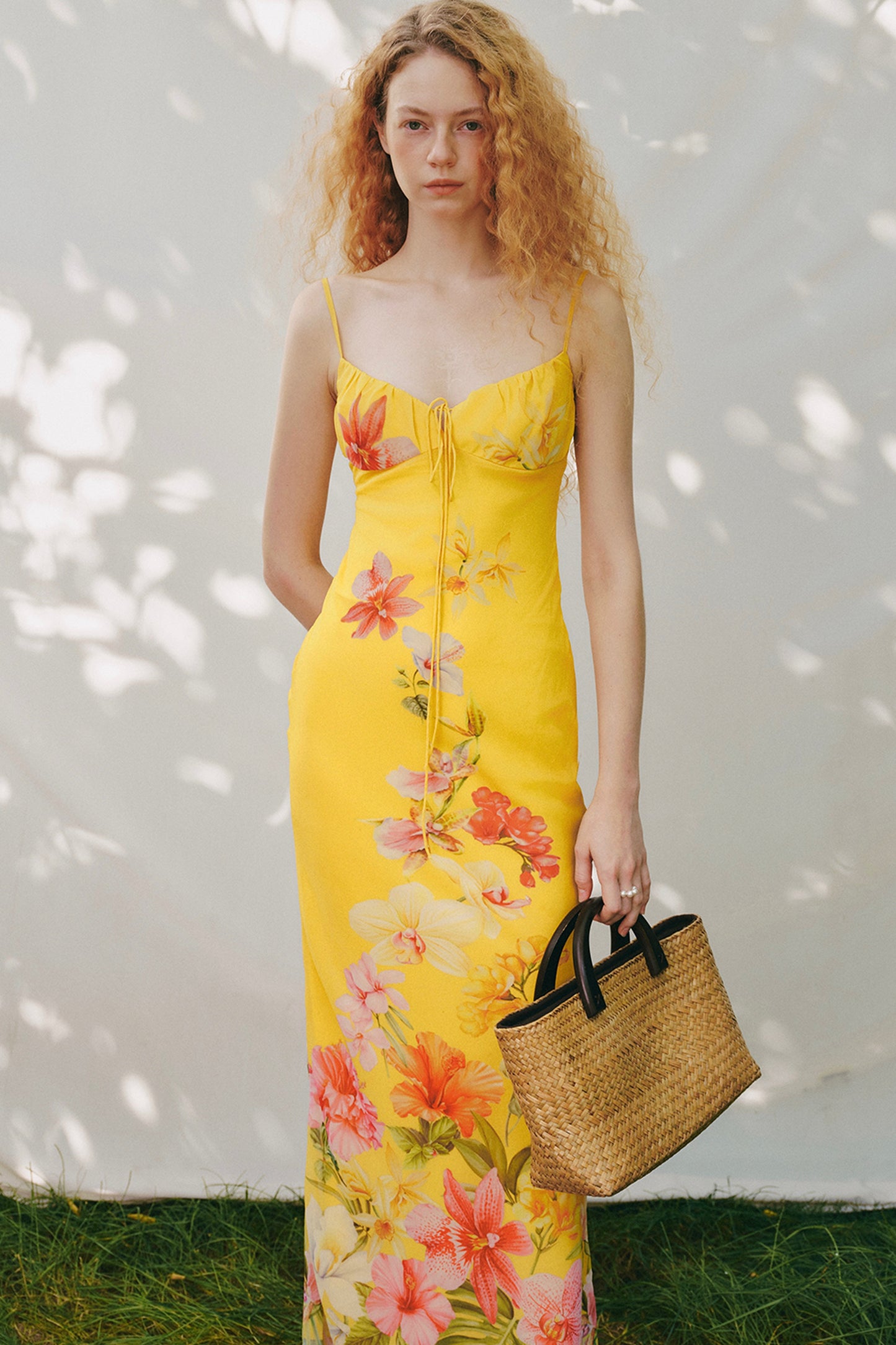 Tropisches handbemaltes Slipkleid mit Blumenmuster und V-Ausschnitt