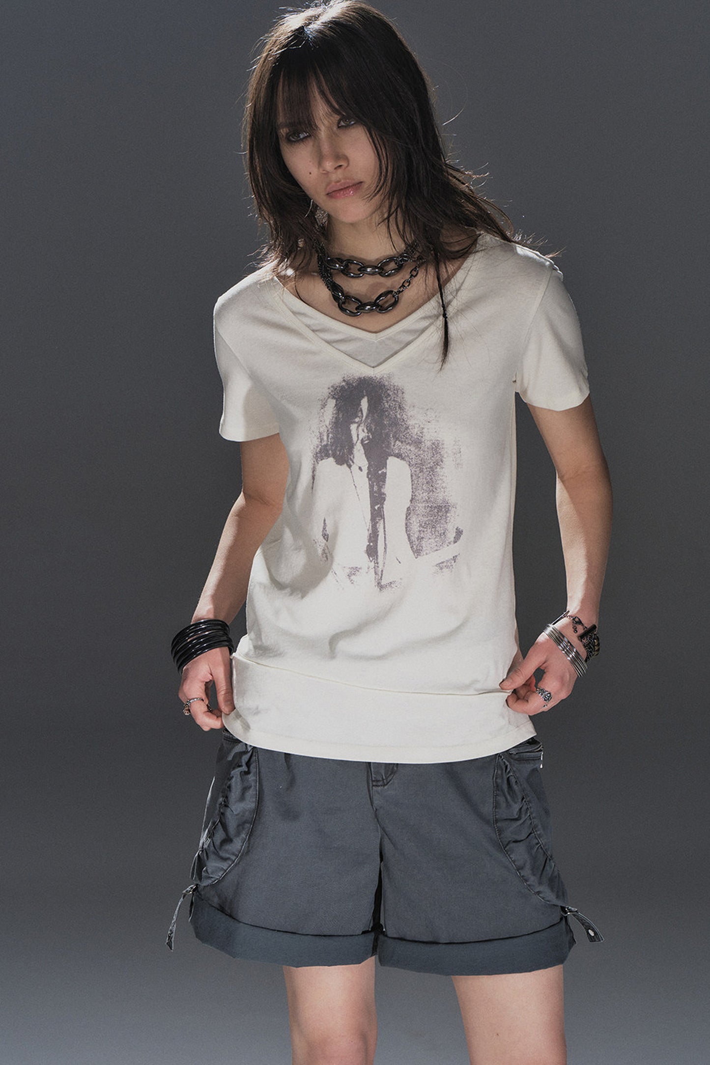 T-shirt a doppio strato con scollo a V, stampa ritratto e orlo sfrangiato