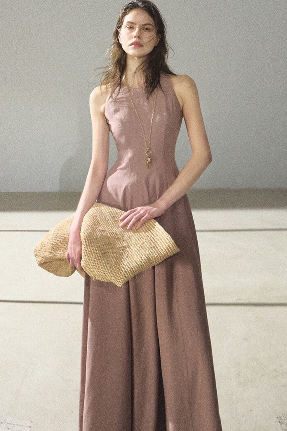 Kleid aus Goldseide und Leinen