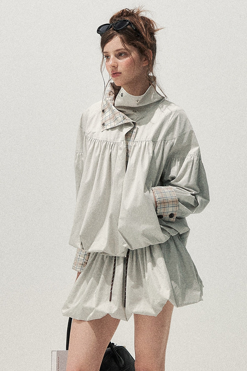 Set trench e gonna scozzese grigio-blu con bottoni decorativi