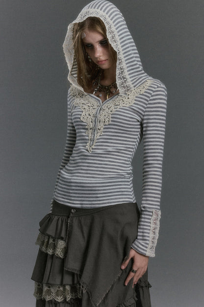 Gestreiftes Strickoberteil mit Spitze, Patchwork und Kapuze