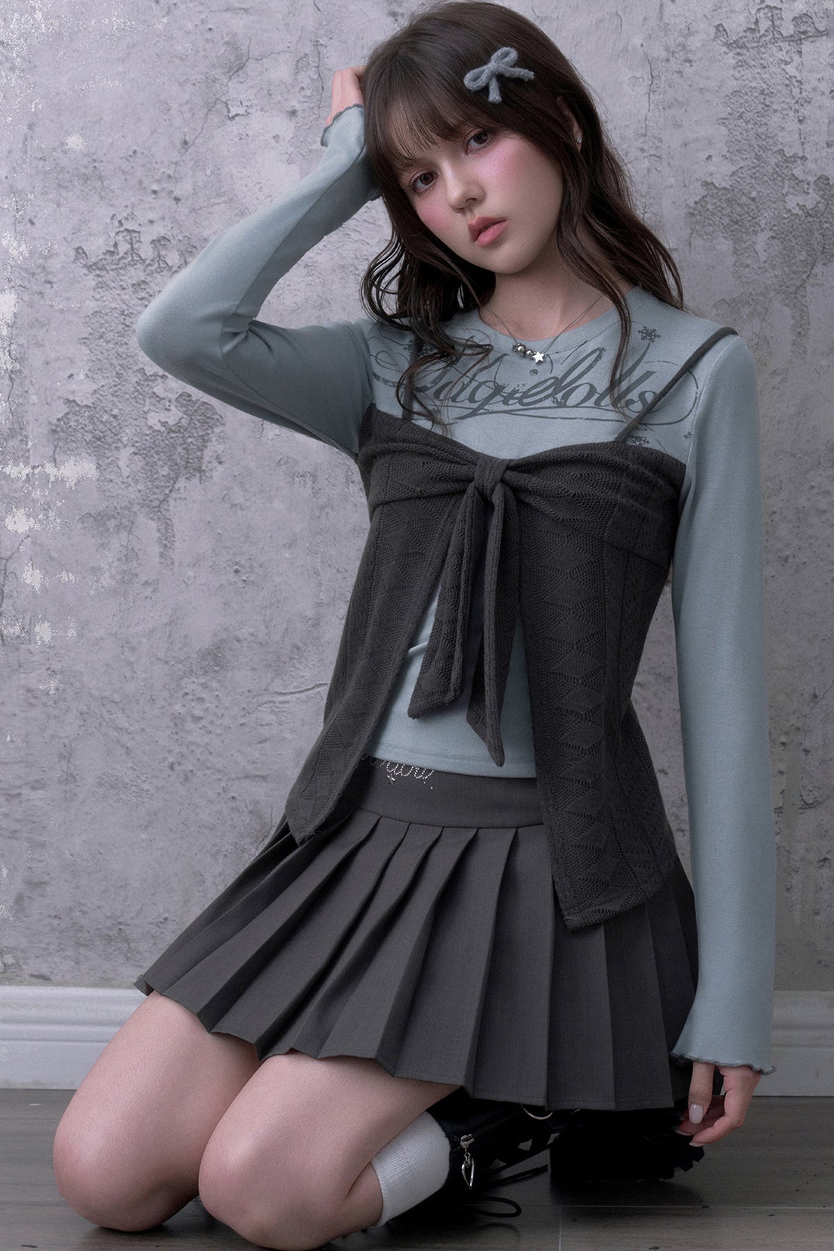 Blusa a maniche lunghe blu-grigia con fiocco e effetto a strati