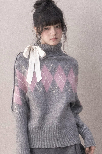 Grauvioletter Rautenmuster-Pullover mit Schleife und Stehkragen