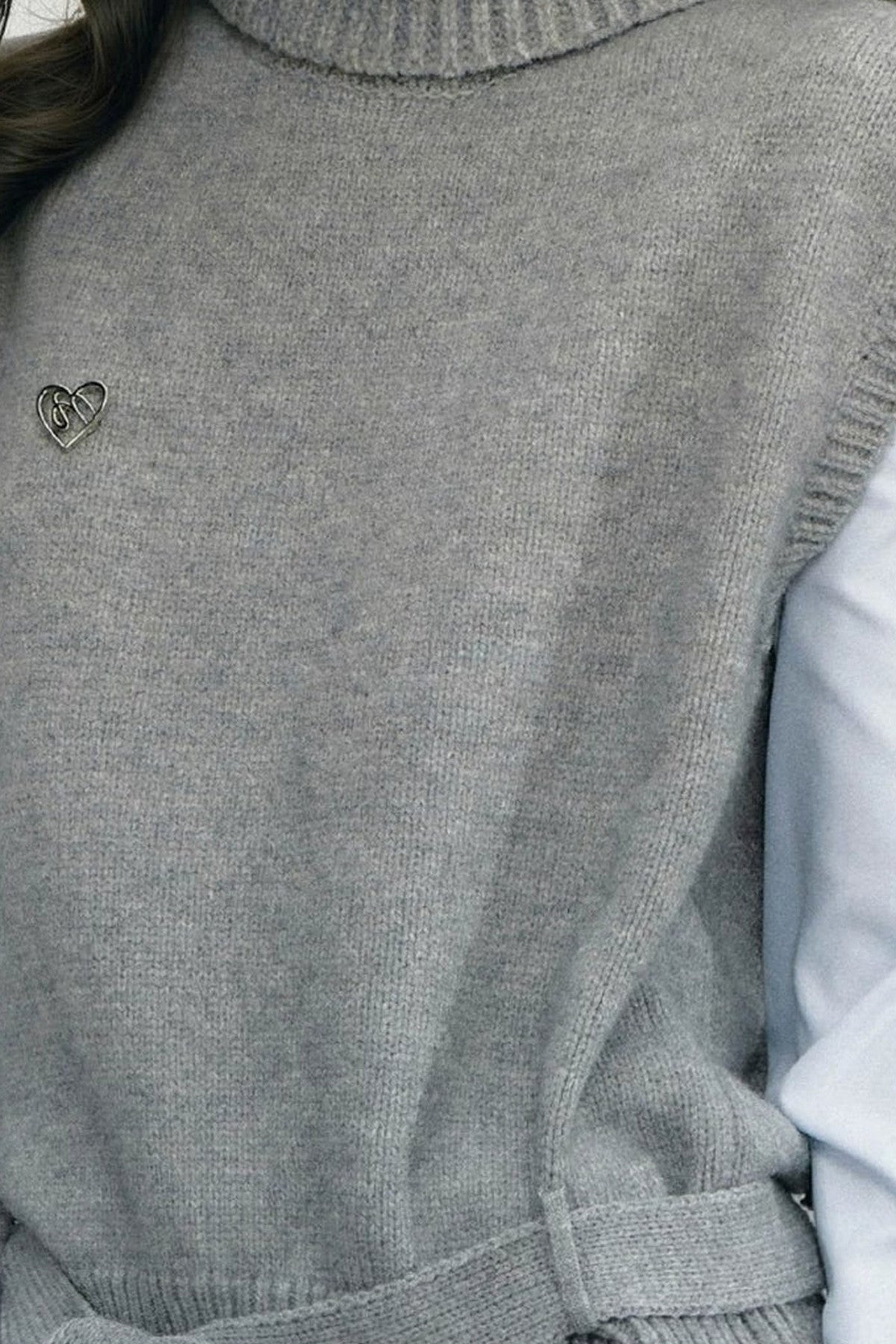 Ärmellose Strickweste mit hohem Kragen und Bindeband