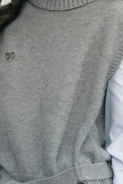 Ärmellose Strickweste mit hohem Kragen und Bindeband