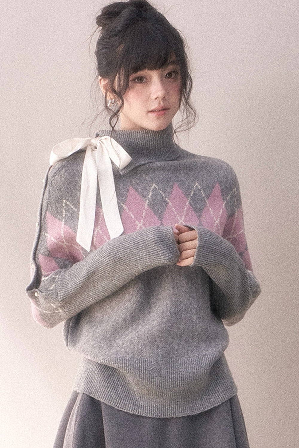 Grauvioletter Rautenmuster-Pullover mit Schleife und Stehkragen