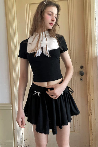 T-shirt bianca e nera a inserti con piuma e croce