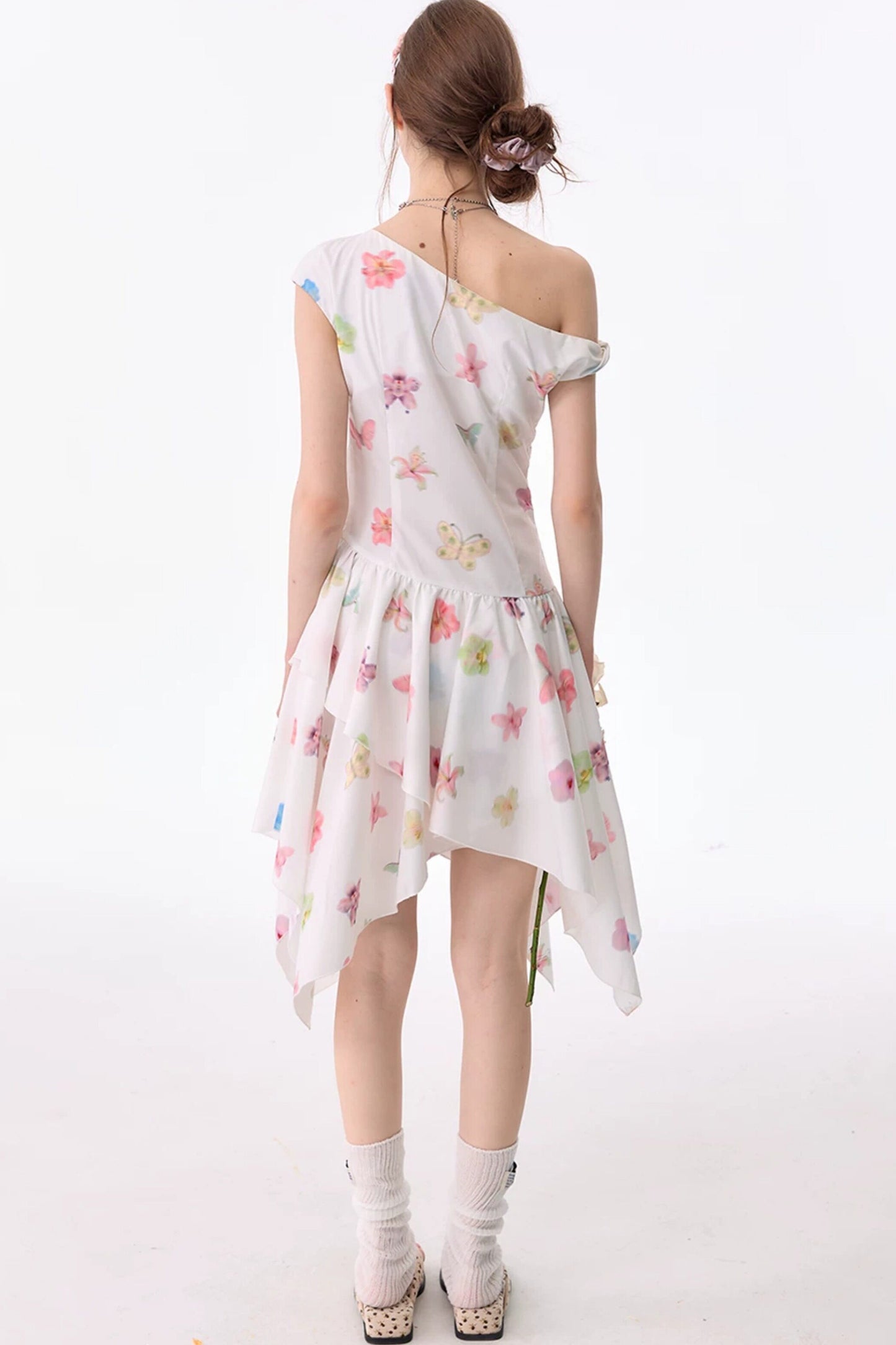 Schulterfreies Kleid mit Schmetterlings- und Blumenmuster und asymmetrischem Saum