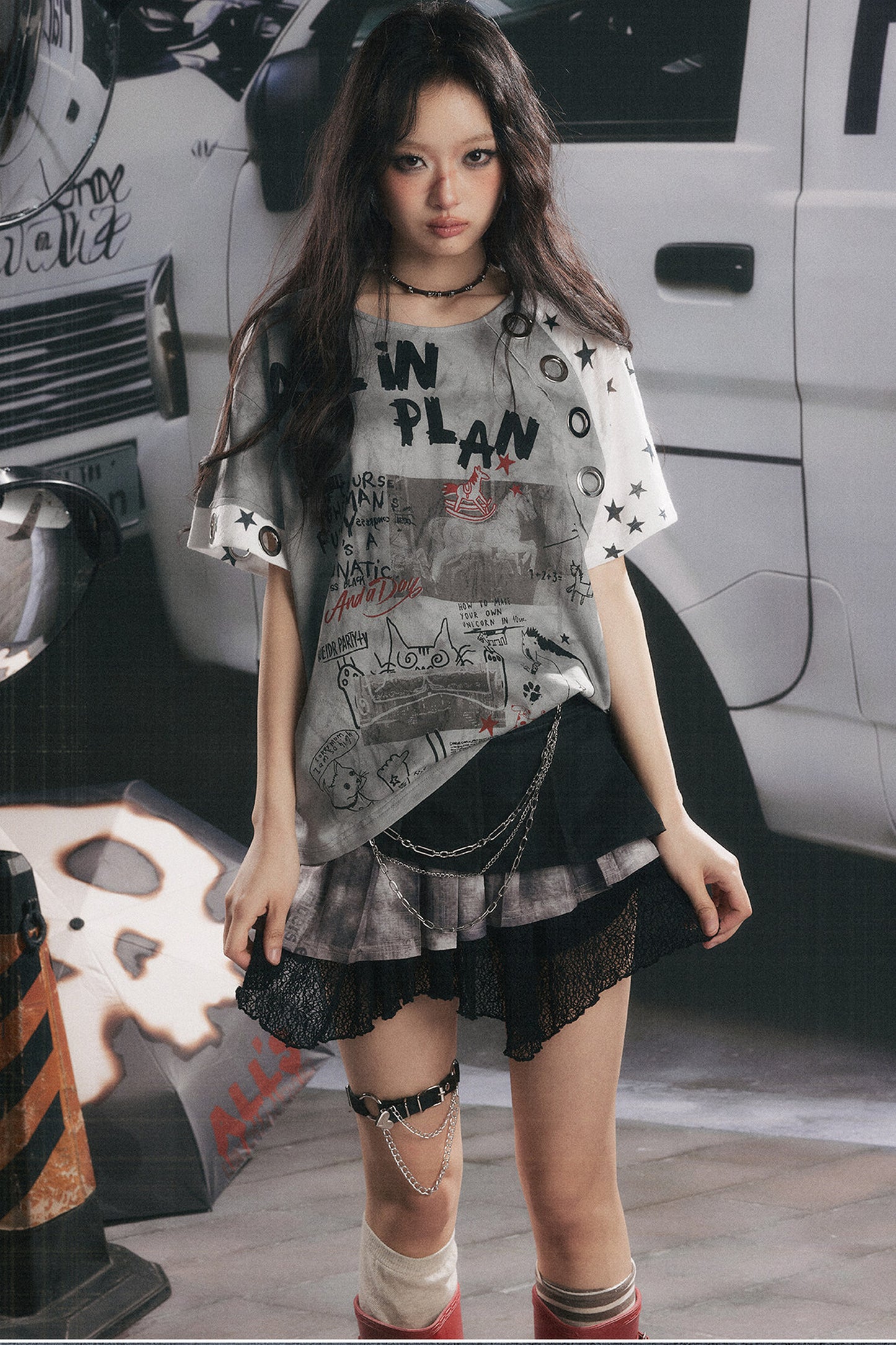 T-shirt a maniche corte con stampa graffiti effetto consumato